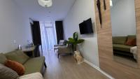 Modern 1BR Seaside Apartment, Walk to the Beach - Bed and Breakfast K’akhaberi