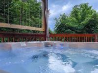 Hot Tub Oasis: Panoramic Mtn Views - Pet‑Friendly - B&B Sevierville