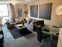 Show home Apartment Sleeps Up To 4 with Free Secure Parking Space and Only 5 mins walk from Gunwharf Quays and Historic Dockyard Attractions - B&B Portsmouth