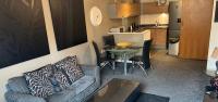 Show home Apartment Sleeps Up To 4 with Free Secure Parking Space and Only 5 mins walk from Gunwharf Quays and Historic Dockyard Attractions - B&B Portsmouth