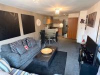 Show home Apartment Sleeps Up To 4 with Free Secure Parking Space and Only 5 mins walk from Gunwharf Quays and Historic Dockyard Attractions - B&B Portsmouth