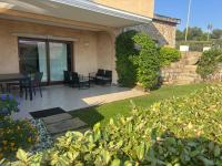 Ampio e pregevole bilocale con giardino privato a 200 mt dalla spiaggia - Chambres d'hôtes Palau