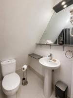 Zimmer mit Queensize-Bett und Balkon