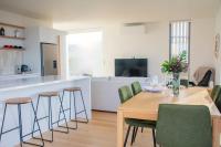 Rangatahi Retreat - Superior Stays - Bed and Breakfast Raglan
