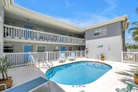 Salty Breeze - Beachy Retreat Steps from the Sand - B&B Saint Pete Beach