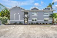 Salty Breeze - Beachy Retreat Steps from the Sand - B&B Saint Pete Beach