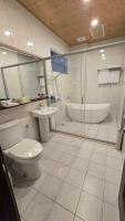 Vierbettzimmer mit Badewanne