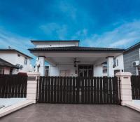 Homestay Anjung Seri Songket, Private Pool, BBQ & Spacious House - B&B Kampong Lanjut Manis