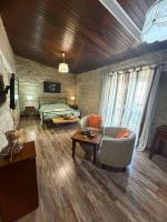 Traditionelle Suite aus Naturstein mit 1 Schlafzimmer und Whirlpool-Badewanne