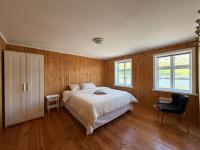Cozy Home with Breathtaking Mountains and Sea Views - B&B Flateyri