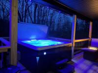 Hot Tub Cabin Fire Pit Private Retreat Sleeps 8 - Ferienwohnung Logan