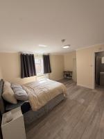 Cozy Private Room with Own Private Bathroom - Ferienwohnung Houghton Regis