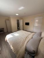 Cozy Private Room with Own Private Bathroom - Ferienwohnung Houghton Regis