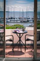 Frisch renoviertes FH Südblick am Meer in Breege, Meerblick von allen drei Etagen, Terrasse, Balkon, Sauna und Parkplatz - Ferienwohnung Breege