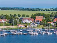 Frisch renoviertes FH Südblick am Meer in Breege, Meerblick von allen drei Etagen, Terrasse, Balkon, Sauna und Parkplatz - Chambres d'hôtes Breege