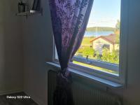 Lakeview Family Villa with Large Garden - Chambres d'hôtes Åmotfors