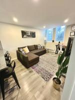 Walk to South Health Campus Pet friendly Unit - B&B Calgary