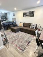 Walk to South Health Campus Pet friendly Unit - Bed and Breakfast Calgary