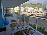 Luxury Resort Stay in Marina Club, Ocean Village, Gibraltar with Seafront Rock Views & Pools - Chambres d'hôtes Gibraltar