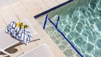 White Sails 1 - Coastal Elegance with Pool Overlooking Convent Beach - Holiday Yamba - B&B Yamba