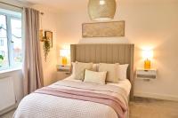 Chic Family Home with Garden Fire Pit & Event Space, Hot Tub - Chambres d'hôtes Manchester