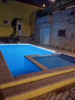 Holiday Home Manda - private pool in mountain near sea - B&B Imotski