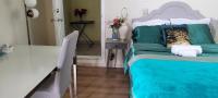 Zimmer mit Queensize-Bett und Gartenblick