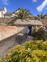 Central Spacious 3 Bed Cottage, Sleeps 5 - B&B Tenby