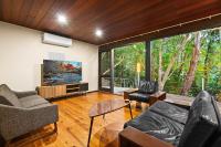 Keiraville 4 Bed Hilltop Home with Bushland Views - B&B Grevillia