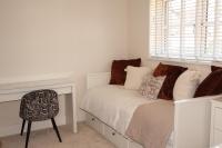 Stylish 3-Bed Glasgow Retreat, Private Hot Tub & Parking - B&B High Blantyre