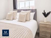 Stylish Two Bedroom Bedford Apartment - Hospital Station & Secure Parking - B&B Bedford