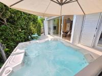 Villa Dvojac Holiday house with Jacuzzi and grill - Chambres d'hôtes Jadranovo