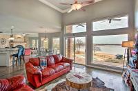 Poolside Fun! Private Lakefront Little Elm Escape - Chambres d'hôtes Little Elm
