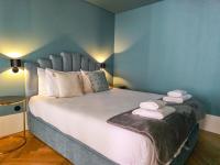 Design award-winning apartment in Ribeira - Bed and Breakfast Porto
