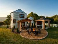 Cozy Farm Silo - Sleeps 4 with Private Hot Tub - B&B Chattanooga