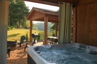 Cozy Farm Silo - Sleeps 4 with Private Hot Tub - B&B Chattanooga