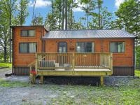Mtn-View Cabin w Deck, Grill and Fire Pit - Chambres d'hôtes Middlebury Center