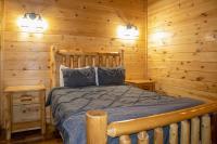 Moonbow Cabin - Secluded Couples Cabin with Hot Tub - Bed and Breakfast Rogers