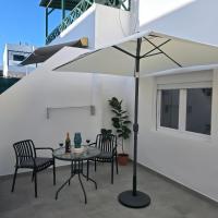 Modern Studio with Sunny Terrace - Steps from the Beach - Chambres d'hôtes Puerto del Carmen