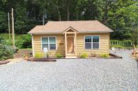 Shady Getaway Beautiful Modern near the Heart of Bryson City - Bed and Breakfast Bryson City