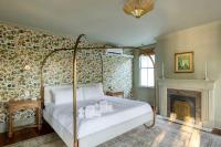 The Nicholas Veranda King Suite - Steps to King - B&B Charleston