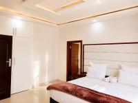 Poinsettia White House - Exclusive Private Villa with Pool - B&B Livingstone