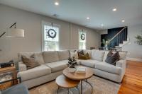 5 Mi to Boston & Airport! Townhome w/ Skyline View - Ferienwohnung Everett