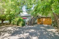 Walk to Downtown Chico! Tree-Lined Apt w/ Deck - Chambres d'hôtes Chico