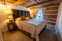 Deluxe 1-Bedroom Apartment with Living Room