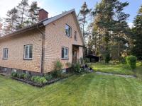 Swedish Villa 3bedroom 2living room &Traditional Timber Cabin Near Lakes and hiking 8 sovplatser - B&B Ljungsarp