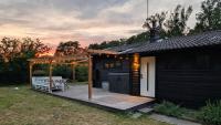 Cozy Nordic Cottage with Large Garden & Fireplace - Chambres d'hôtes Sölvesborg