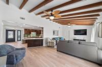 Sprawling estate with private pool and game room and guest house - B&B Shoreacres