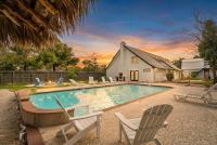 Sprawling estate with private pool and game room and guest house - B&B Shoreacres