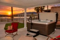 RIVERFRONT RUBY RED HOME WITH PRIVATE DOCK & View - Chambres d'hôtes Bullhead City